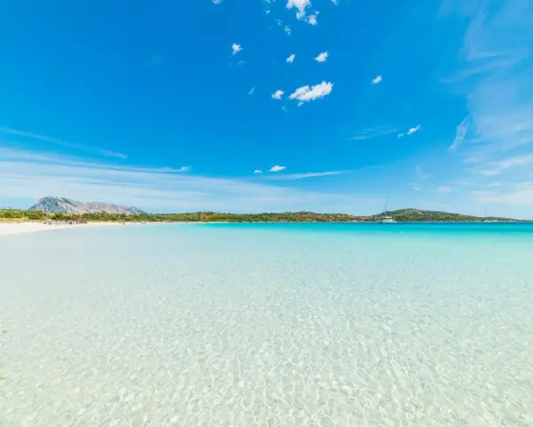Acque cristalline e sabbia bianca a Cala Brandinchi, un angolo di paradiso che ricorda Tahiti.