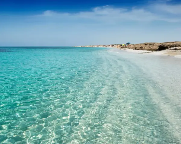 Acque cristalline e sabbia bianca sulle spiagge di Oristano, un paradiso per gli amanti del mare.