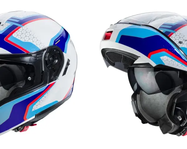 Due caschi da moto bianchi con grafiche blu, rosse e azzurre. Uno è un casco integrale, l'altro è un modulare aperto.