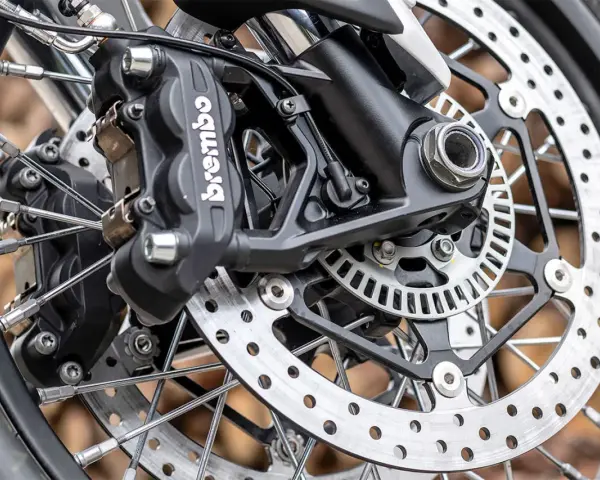 Primo piano della pinza freno Brembo e del disco forato, dettagli per la sostituzione pastiglie freni moto.