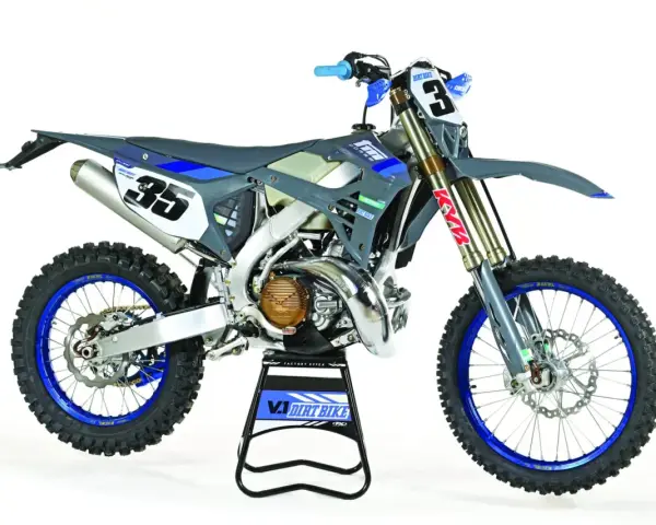 Moto a due tempi da cross, numero 35, con cerchi blu e forcella KYB.
