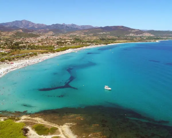 Spiaggia affollata e mare cristallino, un paradiso da scoprire. Ecco cosa vedere a Budoni per una vacanza indimenticabile.