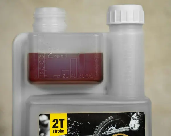 Miscela moto 2T con indicatore graduato per preparare la giusta quantità di premix.