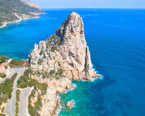 Scogliere mozzafiato e mare cristallino, ecco dove si trova Arbatax, con la sua iconica roccia rossa che emerge dalle acque turchesi.