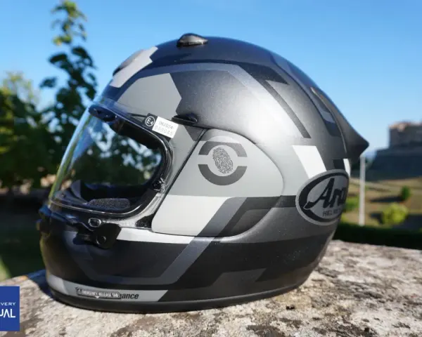 Casco moto Arai con grafica camouflage, visiera trasparente e adesivo di certificazione E4. Sicurezza garantita per ogni avventura.