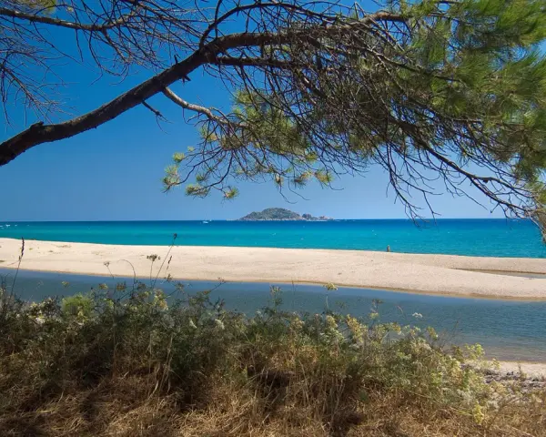 Spiaggia di Lotzorai: cosa vedere? Un'oasi di pace con sabbia dorata, mare cristallino e un fiume che sfocia dolcemente.