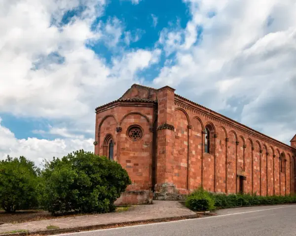 Chiesa romanica in pietra rossa, un gioiello da scoprire nel centro storico di Nuoro cosa vedere.