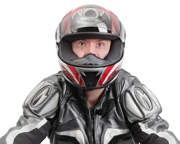 Motociclista con casco taglia S misura, pronto per la pista.