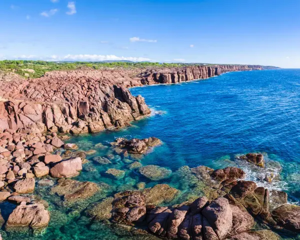 Scogliere rosse e mare cristallino, un panorama mozzafiato per scoprire cosa vedere a Sant'Antioco.