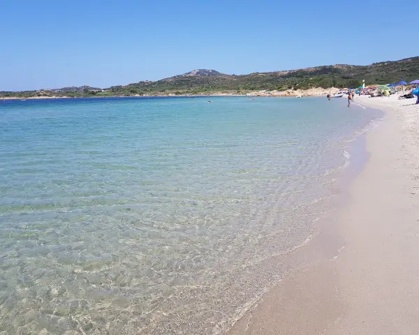 Acque cristalline e sabbia dorata sulla spiaggia Marina Maria. Un paradiso per rilassarsi sotto il sole.