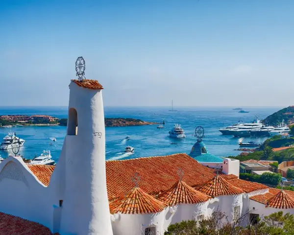 Porto Cervo: yacht di lusso e case bianche, un panorama da sogno per i suoi abitanti.