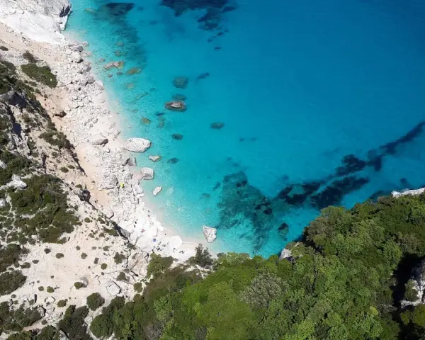 Una caletta nascosta tra rocce e macchia mediterranea, con acque cristalline che la rendono una delle 20 spiagge più belle della Sardegna.