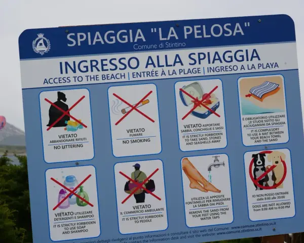 Cartello regole spiaggia La Pelosa, Stintino. Per sapere come arrivare a Stintino, segui le indicazioni per la spiaggia.
