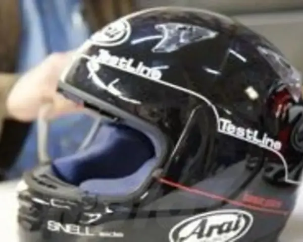 Casco da moto nero lucido con logo "TestLine" e certificazione Snell E1.
