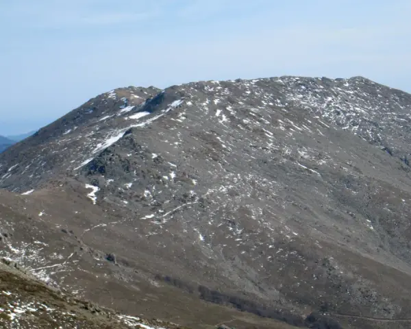 Vette innevate del Gennargentu, il comune più alto della Sardegna, con sentieri che si snodano sui pendii rocciosi.