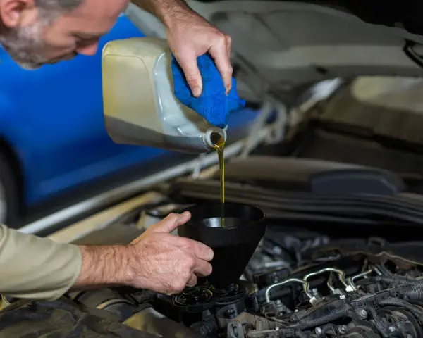 Meccanico versa olio nel motore. Cosa succede se metto olio 2 tempi in 4 tempi? Potrebbe danneggiare il motore.