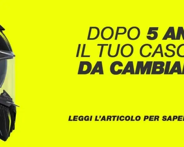 Casco da moto in carbonio con dettagli gialli. Le sue parti, come la visiera e la calotta, sono visibili. Il testo suggerisce di cambiare il casco dopo 5 anni.