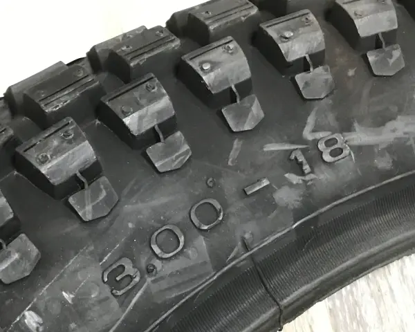 Gomma irc tyres con tasselli pronunciati e misure 3.00-18 incise.