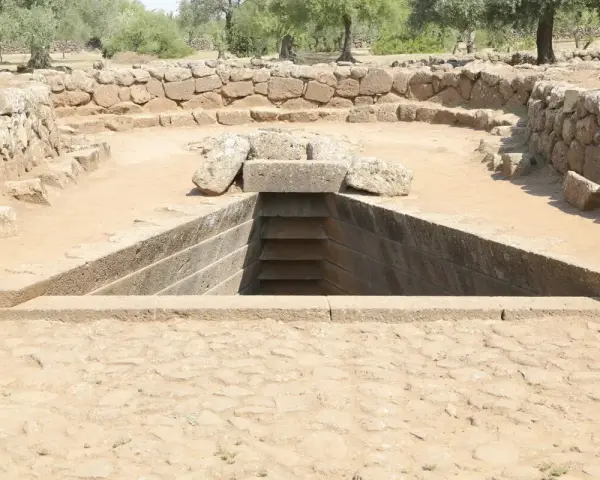 Il pozzo di Santa Cristina, un luogo avvolto dalla leggenda, con la sua scala a gradoni che scende nell'oscurità.