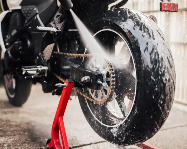 Lavaggio catena moto con idropulitrice, pronta per il rimessaggio.