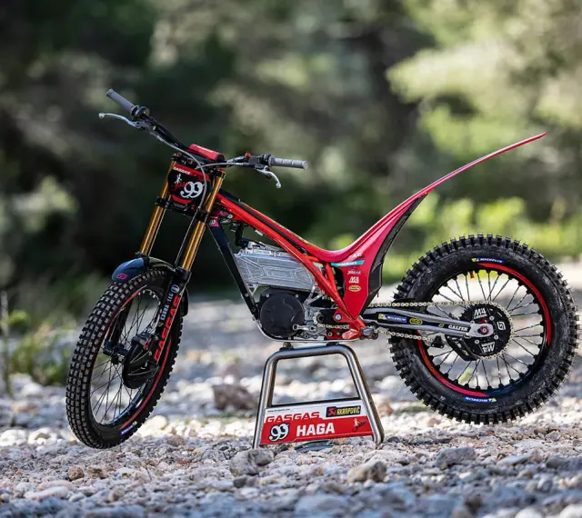 Moto da trial rossa GasGas, pronta a scatenare il suo gas gas nel fuoristrada.