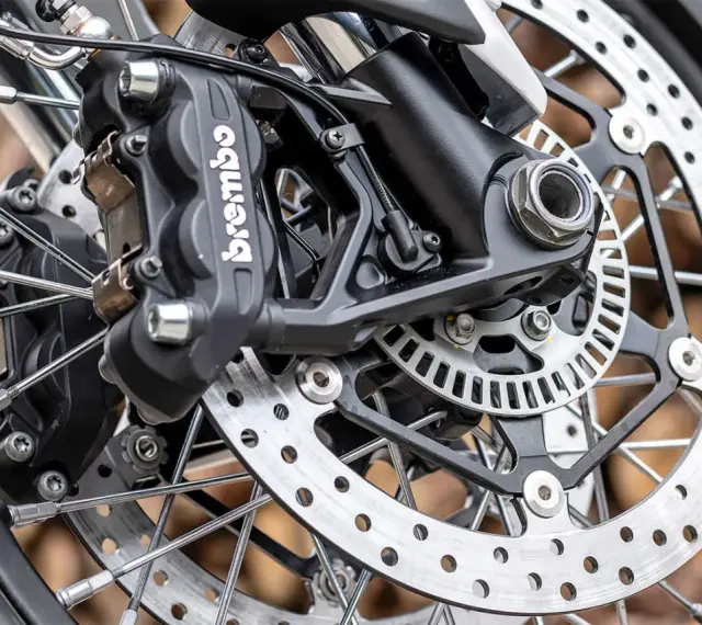 Primo piano della pinza freno Brembo e del disco forato, dettagli per la sostituzione pastiglie freni moto.
