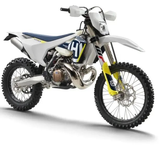 Moto da cross Husqvarna bianca e blu, con scarico a vista. Un esempio di motore 2 tempi, diverso dal 4 tempi.
