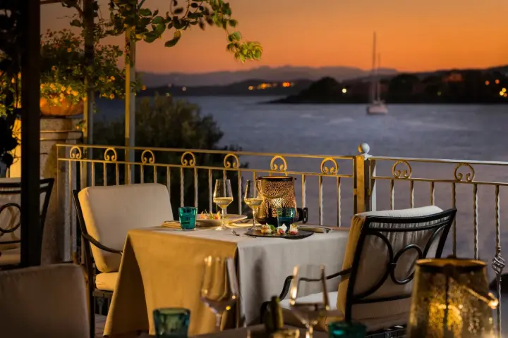 Tavola apparecchiata con vista sul golfo al tramonto. Atmosfera romantica in uno dei ristoranti di Golfo Aranci.