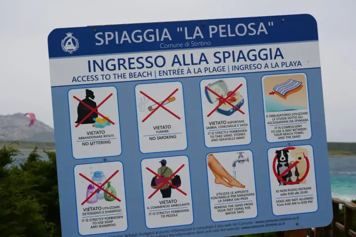 Cartello regole spiaggia La Pelosa, Stintino. Per sapere come arrivare a Stintino, segui le indicazioni per la spiaggia.
