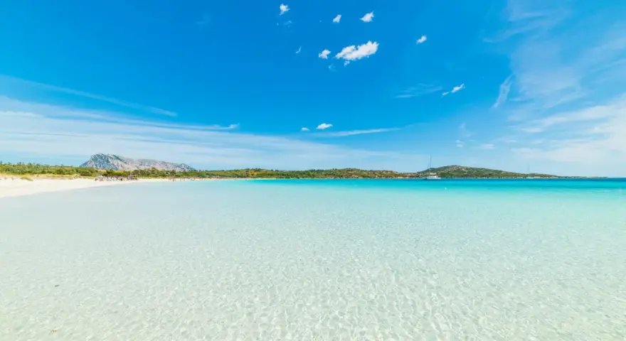 Acque cristalline e sabbia bianca a Cala Brandinchi, un angolo di paradiso che ricorda Tahiti.