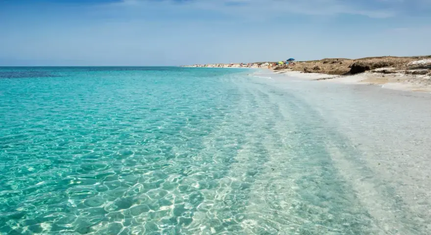 Acque cristalline e sabbia bianca sulle spiagge di Oristano, un paradiso per gli amanti del mare.