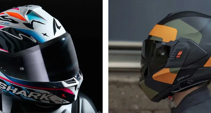 Due caschi da moto, uno bianco con grafiche colorate e il logo Shark, l'altro nero con mimetica arancione e verde. Essenziali protezioni obbligatorie moto.