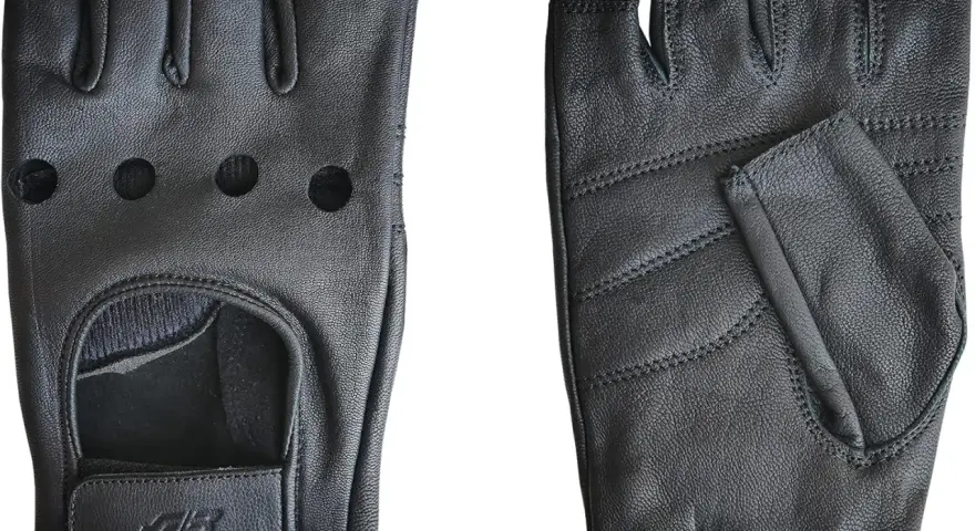 Coppia di guanti ad uso motociclistico in pelle nera, senza dita, con fori di ventilazione e chiusura a velcro.