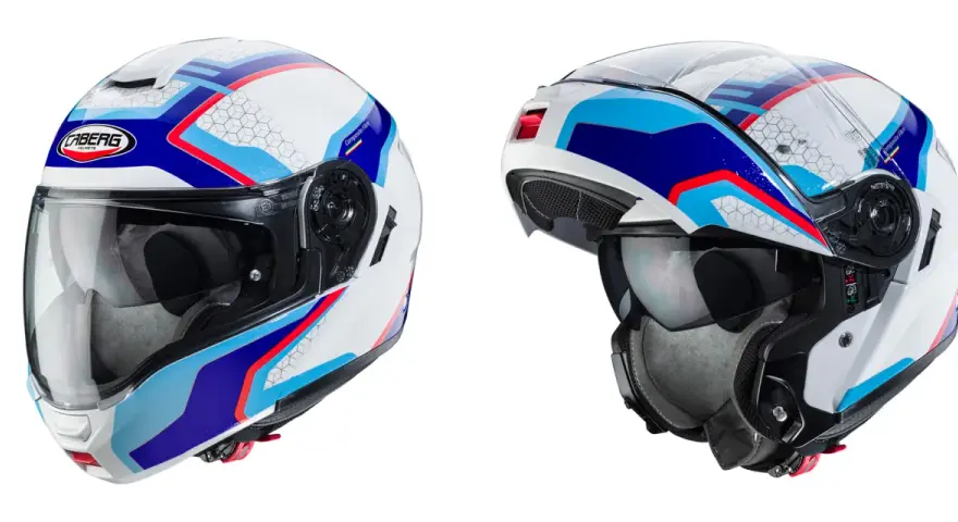 Due caschi da moto bianchi con grafiche blu, rosse e azzurre. Uno è un casco integrale, l'altro è un modulare aperto.
