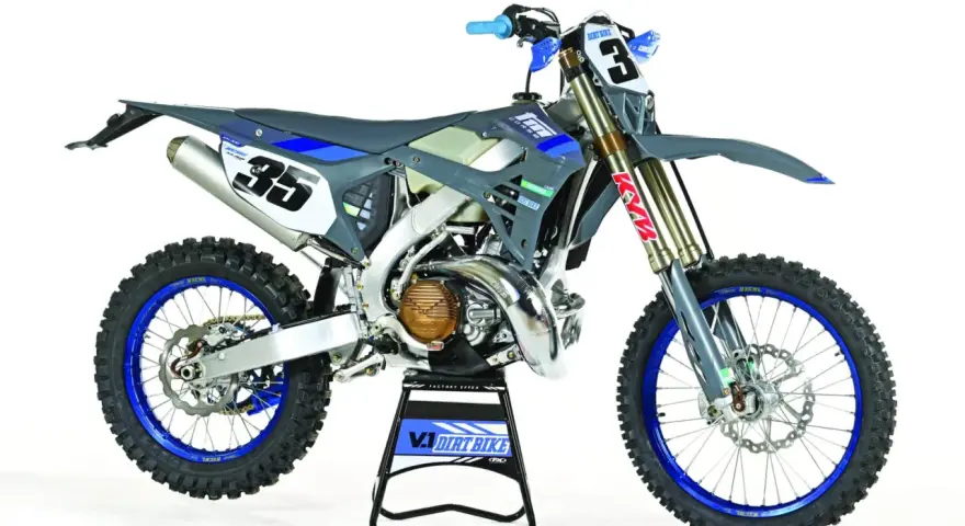 Moto a due tempi da cross, numero 35, con cerchi blu e forcella KYB.