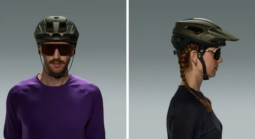 Uomo e donna indossano diversi tipi di casco da ciclismo, uno frontale e uno laterale, con occhiali sportivi.