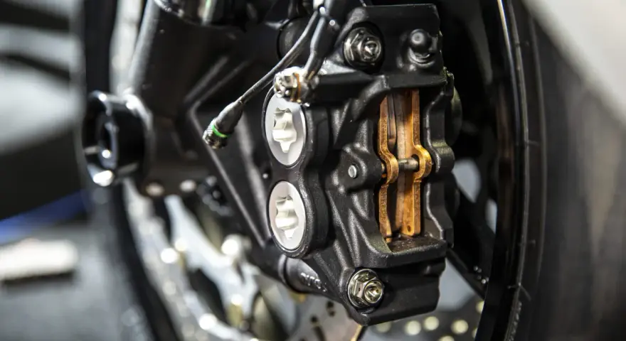 Pinza freno moto Galfer 35 con pastiglie in rame, pronta per affrontare ogni curva con sicurezza e precisione.
