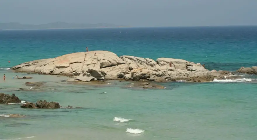 Scoglio di Peppino: arrivarci è facile, basta nuotare o camminare tra le rocce. L'acqua cristallina invita a esplorare.