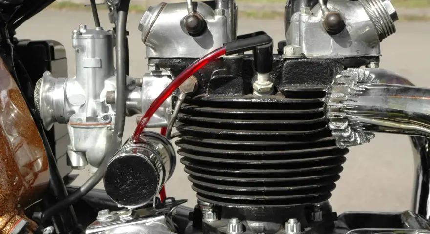Motore bicilindrico **2 tempi moto** con carburatore cromato e tubo benzina rosso.