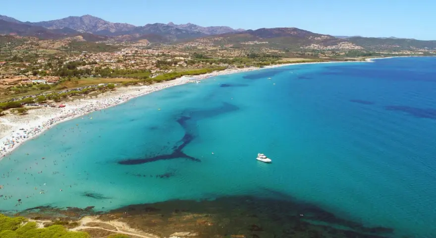 Spiaggia affollata e mare cristallino, un paradiso da scoprire. Ecco cosa vedere a Budoni per una vacanza indimenticabile.