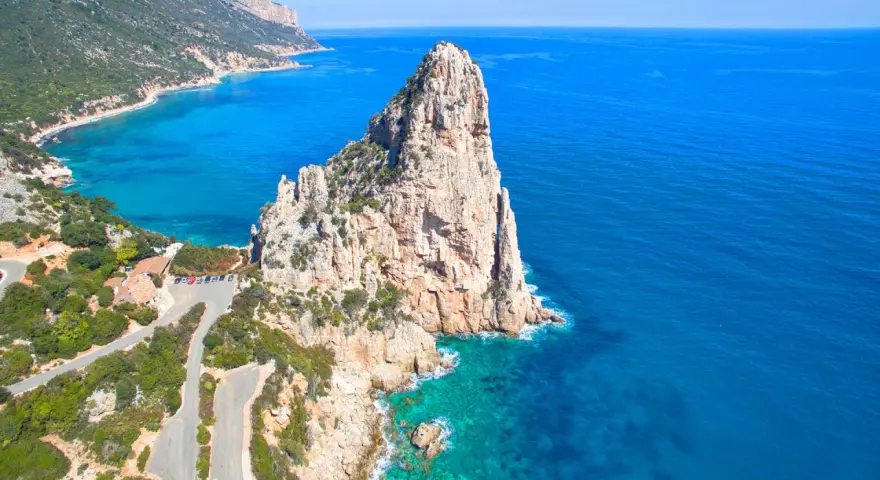 Scogliere mozzafiato e mare cristallino, ecco dove si trova Arbatax, con la sua iconica roccia rossa che emerge dalle acque turchesi.