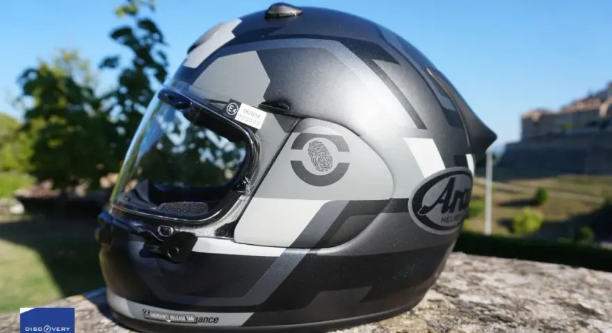 Casco moto Arai con grafica camouflage, visiera trasparente e adesivo di certificazione E4. Sicurezza garantita per ogni avventura.