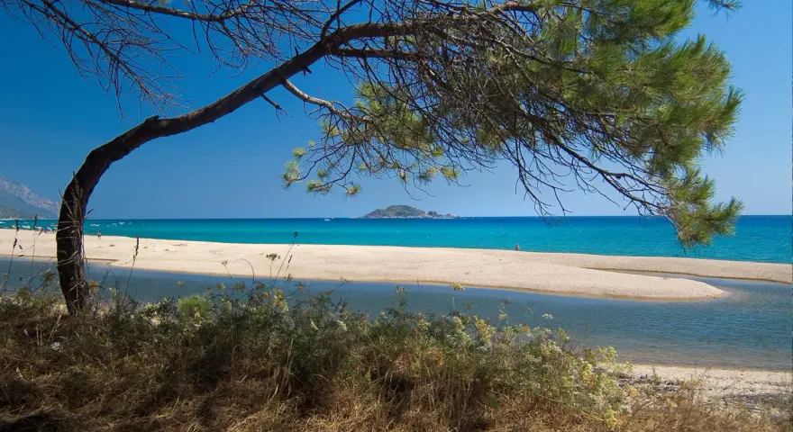 Spiaggia di Lotzorai: cosa vedere? Un'oasi di pace con sabbia dorata, mare cristallino e un fiume che sfocia dolcemente.