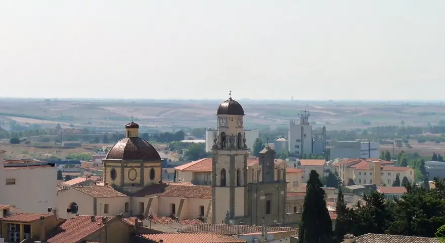 Panoramica di Sanluri: cosa vedere tra cupole, campanili e un paesaggio rurale.