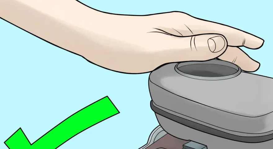 Mano che copre il serbatoio della pompa frizione, con segno di spunta verde. Procedura per come spurgare pompa frizione completata con successo.