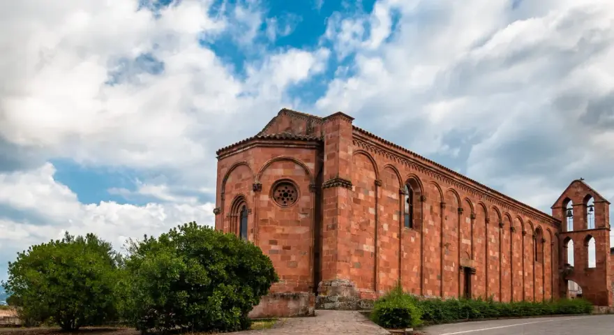 Chiesa romanica in pietra rossa, un gioiello da scoprire nel centro storico di Nuoro cosa vedere.