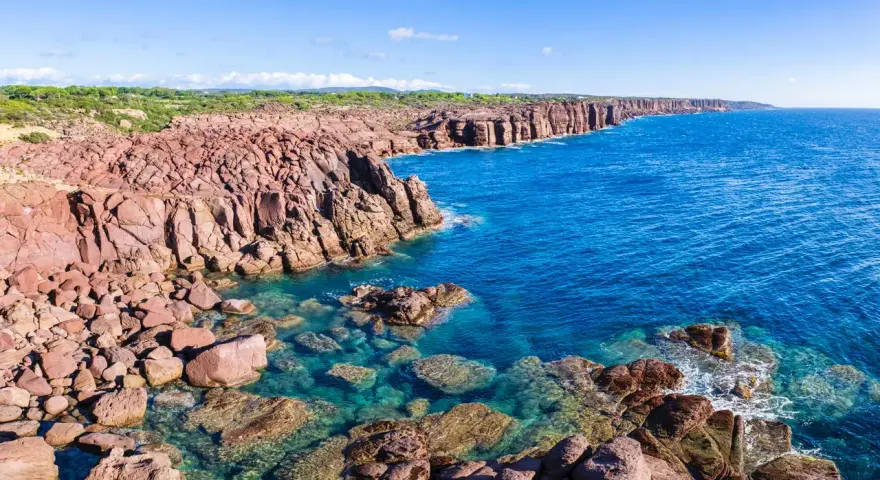 Scogliere rosse e mare cristallino, un panorama mozzafiato per scoprire cosa vedere a Sant'Antioco.