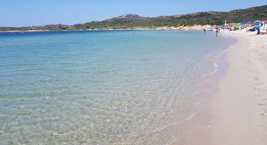 Acque cristalline e sabbia dorata sulla spiaggia Marina Maria. Un paradiso per rilassarsi sotto il sole.