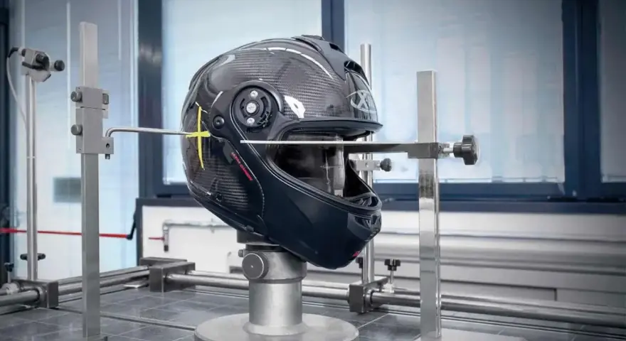 Casco da moto in carbonio sottoposto a test di impatto, per verificare la conformità alla normativa casco moto.
