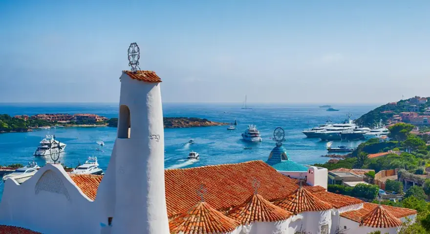 Porto Cervo: yacht di lusso e case bianche, un panorama da sogno per i suoi abitanti.